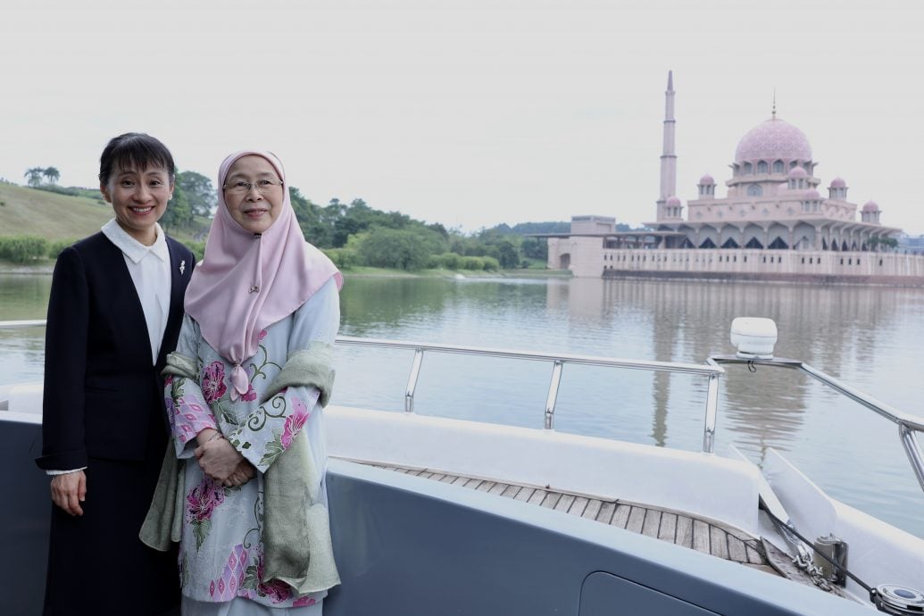 日本首相夫人与旺姐游船河