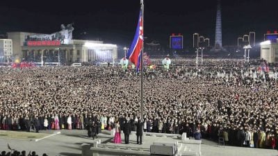 朝鲜举行新年庆祝大型演出 金正恩出席观看