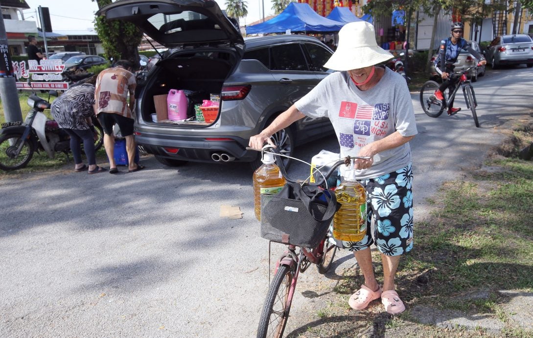 民众大清早7时排队  狮尾爱心促销反应热烈