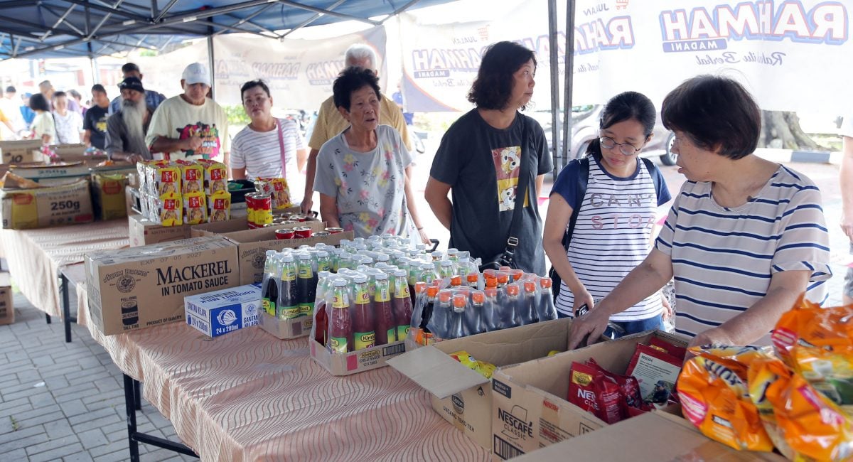 民众大清早7时排队  狮尾爱心促销反应热烈