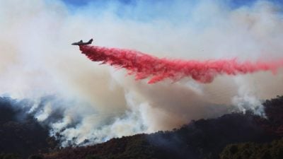 消防栓竟没水救灾  加州州长挨轰  下令彻查