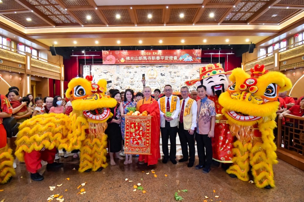 逾万人涌新马寺平安灯会庆蛇年 