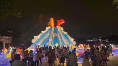 逾万人涌新马寺平安灯会庆蛇年