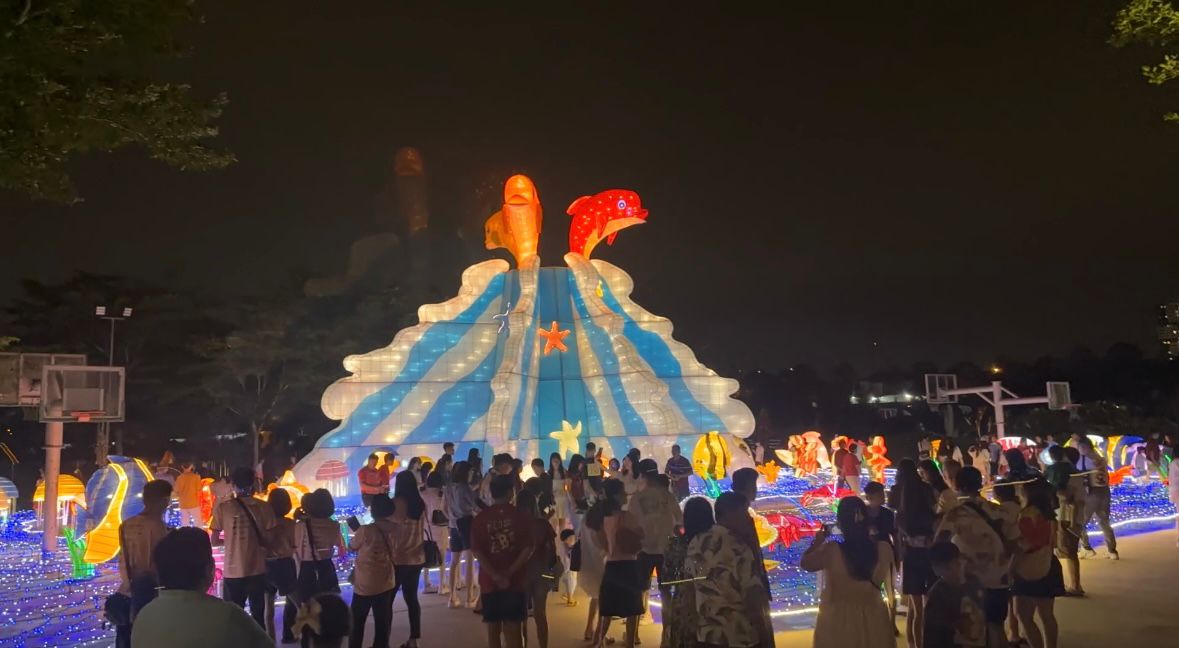 逾万人涌新马寺平安灯会庆蛇年 