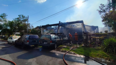 独立式房屋着火 殃及屋主5收藏旧车