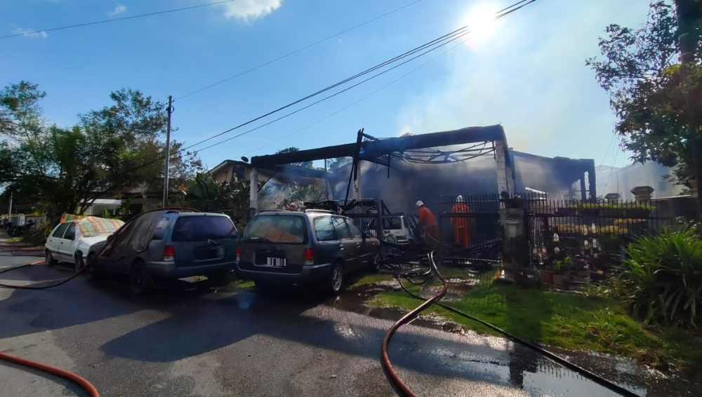 独立式房屋着火 殃及屋主5收藏旧车 