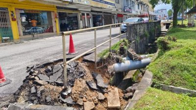 甘文丁快乐花园店屋前　路面疑泥沙流失频下陷