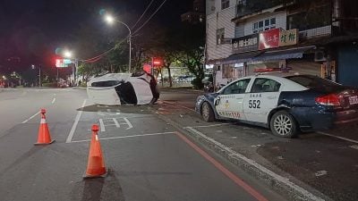 男子派出所前撞巡逻车翻覆 台警搜出丧尸烟弹