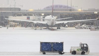 美国南部暴风雪 逾3000趟航班取消