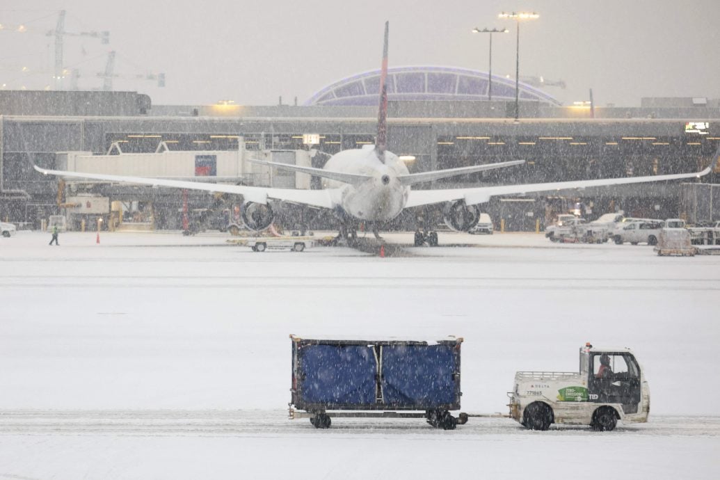 看世界)美国南部暴风雪 逾3000趟航班取消