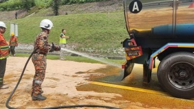 罗里遭撞油漏满地 交通阻塞现3公里车龙