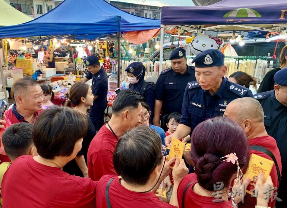 芦骨新春市集千人齐聚 严肃大官摇身变财神