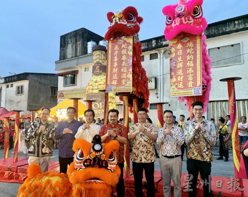 芦骨新春市集千人齐聚 严肃大官摇身变财神