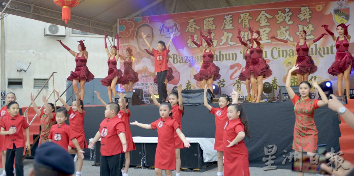 芦骨新春市集千人齐聚 严肃大官摇身变财神