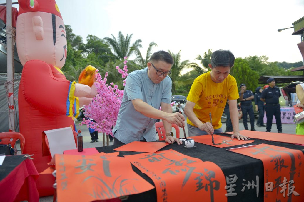 芦骨新春市集千人齐聚 严肃大官摇身变财神