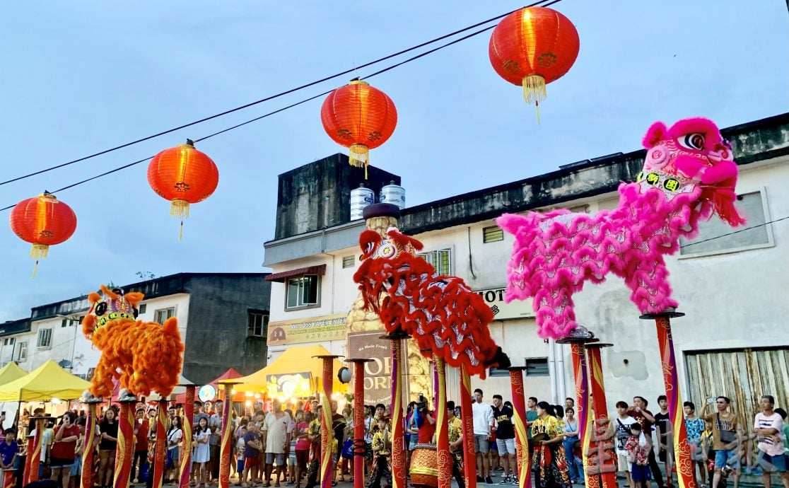 芦骨新春市集千人齐聚 严肃大官摇身变财神