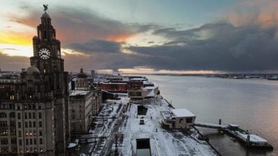 英国多地遇湿冷天气 冰雪和洪灾瘫痪交通