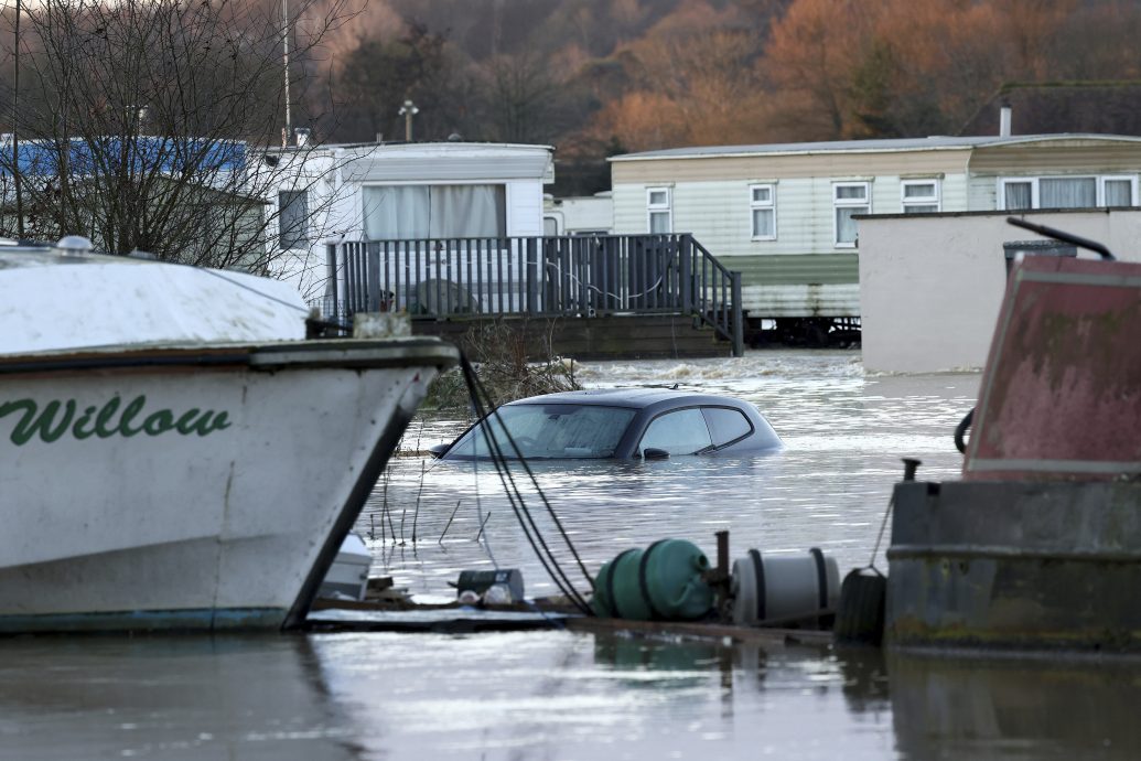 英国多地遇湿冷天气 冰雪和洪灾瘫痪交通