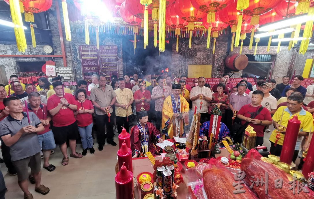 蜈蚣山天师宫点头香好热闹 烟花汇演绽放近半小时