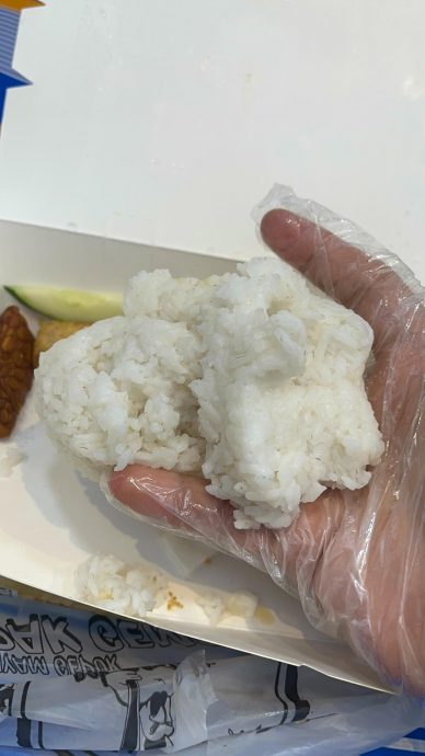 视频|炸鸡外卖变“二手饭” 男子饿怒：鸡腿被咬一大口！”