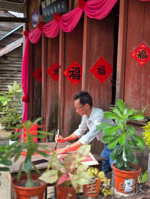 甲板新村居民喜迎新年 写春联贴春联春意浓