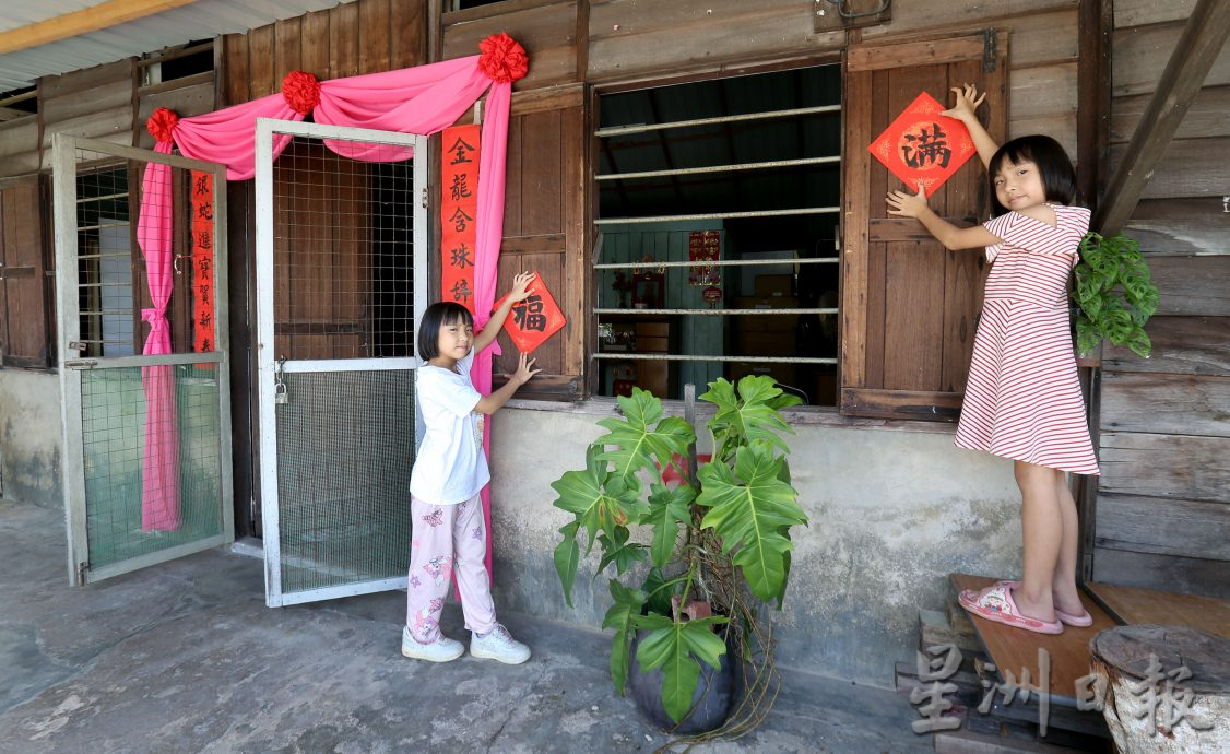 甲板新村居民喜迎新年 写春联贴春联春意浓