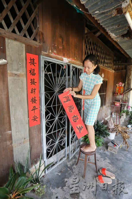 甲板新村居民喜迎新年 写春联贴春联春意浓