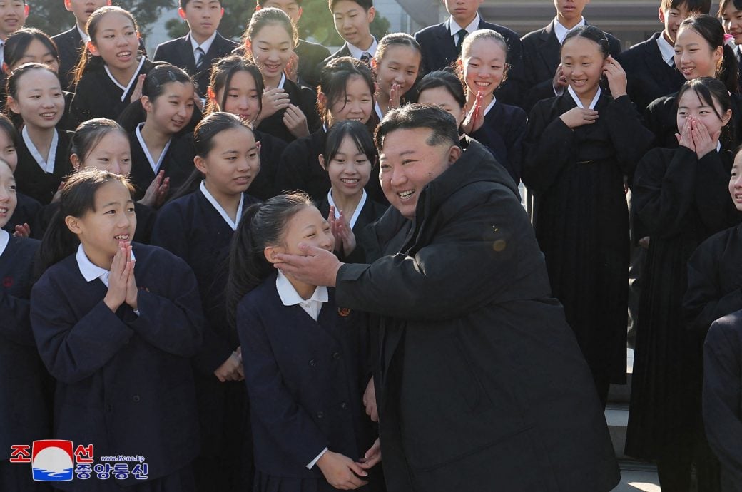 金正恩展亲民抱女童  一旁孩童表情亮了