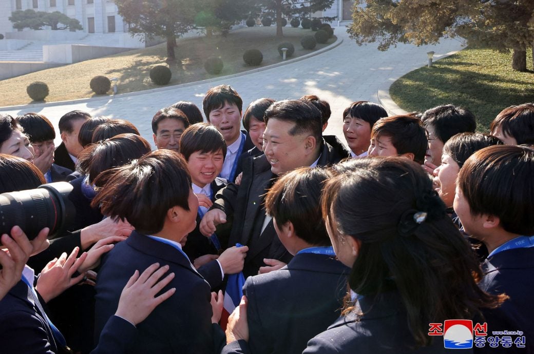 金正恩展亲民抱女童  一旁孩童表情亮了