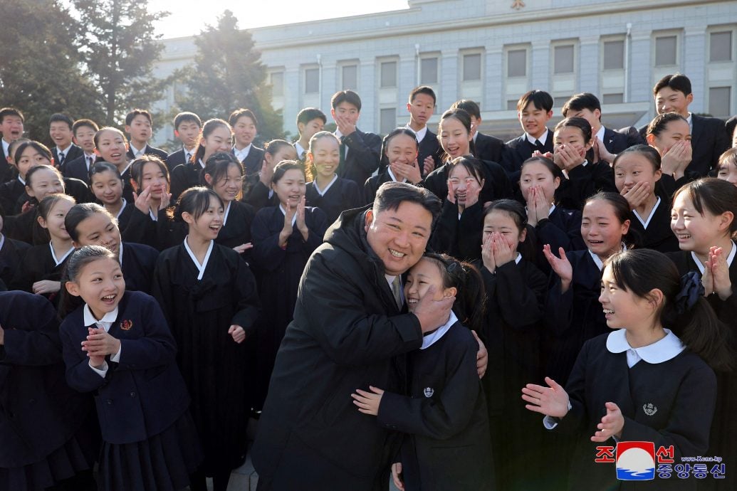 金正恩展亲民抱女童  一旁孩童表情亮了