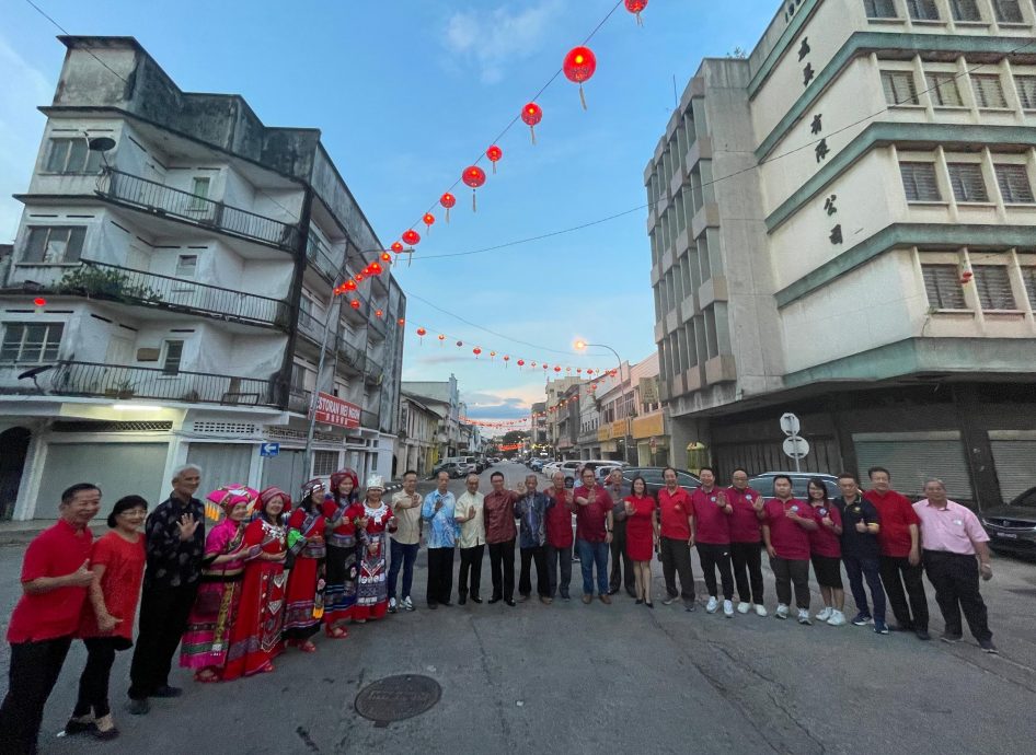 金蛇喜迎春庆丰年新春活动好热闹   1688大红灯笼高高挂