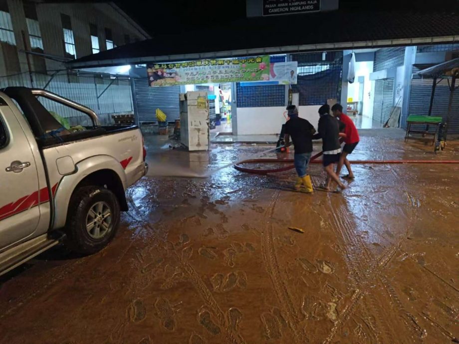 金马仑半夜豪雨 甘榜拉惹突发水灾