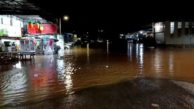 金马仑半夜豪雨 甘榜拉惹突发水灾