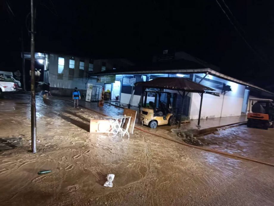 金马仑半夜豪雨 甘榜拉惹突发水灾