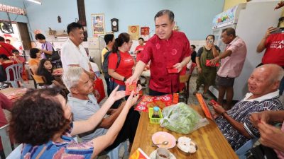 陆兆福到小甘密新村拜年 走入茶室派红包