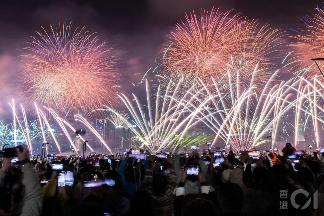 除夕烟花汇演　市民逼爆维岸两岸观赏