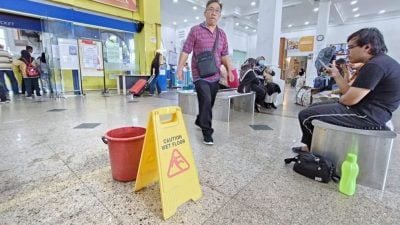 雨后候车厅水桶装水扫水  怡火车站抢修补漏2月解决