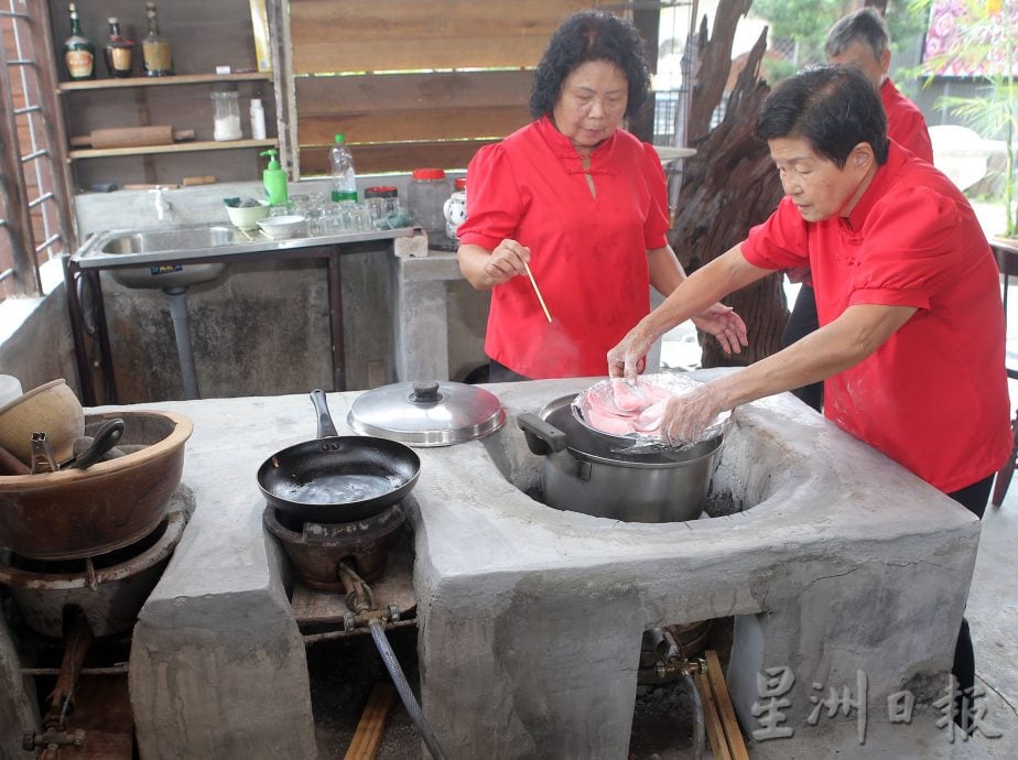 霹：7日见报／【年俗、传承】版头／ 河婆人新年“踏锡” 蒸甜粄补天穿 