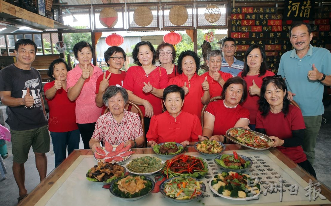 霹：7日见报／【年俗、传承】版头／ 河婆人新年“踏锡” 蒸甜粄补天穿 