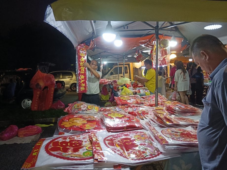 霹：封面主文／年货市开跑逢雨季 夜市小贩寻良策迎生意