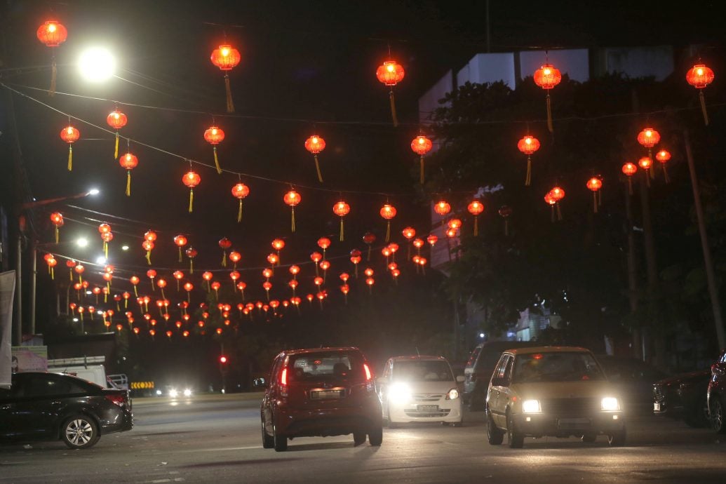  霹：封面主文／张灯结彩喜迎春 怡保市红红灯笼迎新年