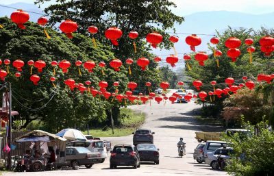 张灯结彩喜迎春   怡大街小巷红彤彤