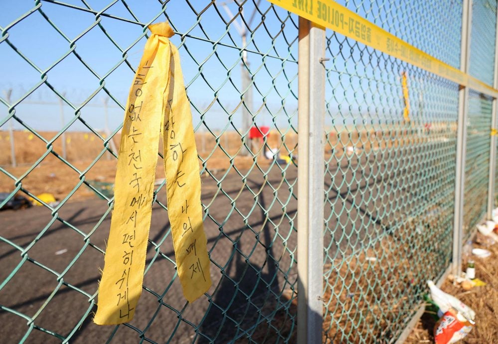 韩客机坠毁──亲属带来“年糕汤”心痛跨年，留下满是思念字条