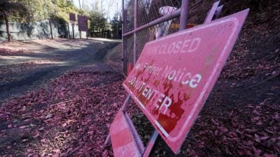 预防火势蔓延 洛杉矶当局空中喷洒阻燃剂 城市摇变成粉红芭比世界