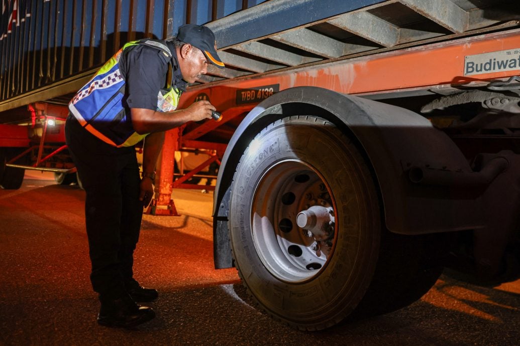 验车验尿捉改装车 跨年夜查逾万交通工具