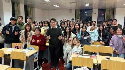 广西民大邀黄海文讲解  学生掌握马来语法运用