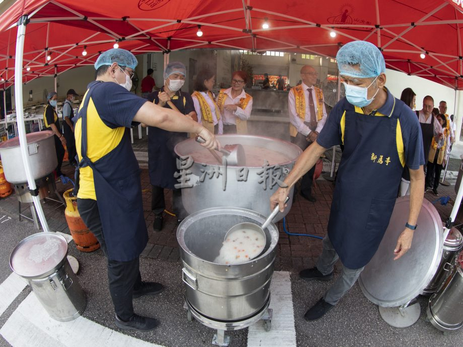 星角摄：新马寺逾8万碗腊八粥结缘 