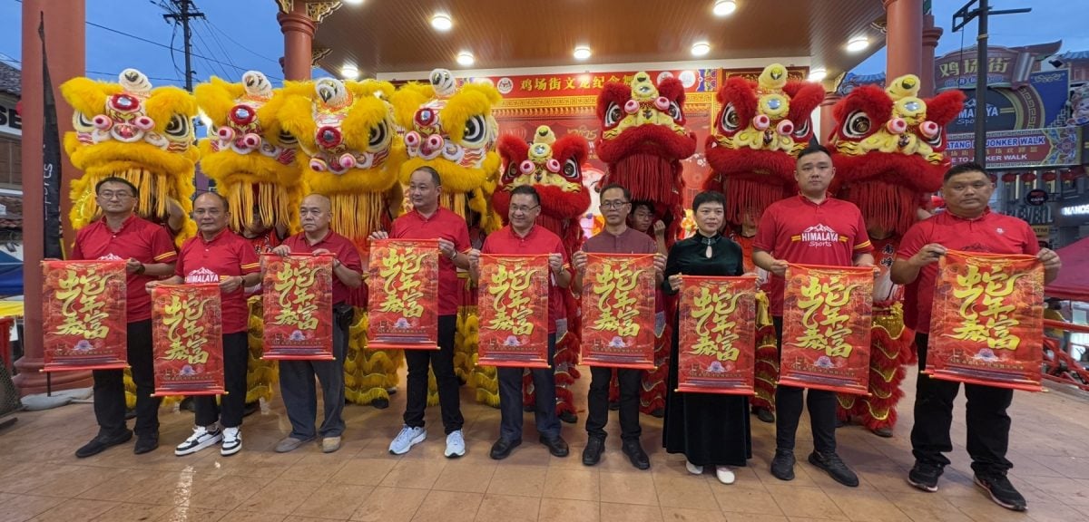 （古城封底主文）甲春节年景嘉年华会雨中开幕