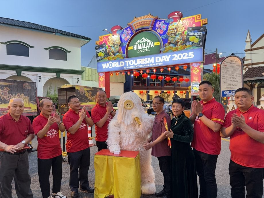 （古城封底主文）甲春节年景嘉年华会雨中开幕