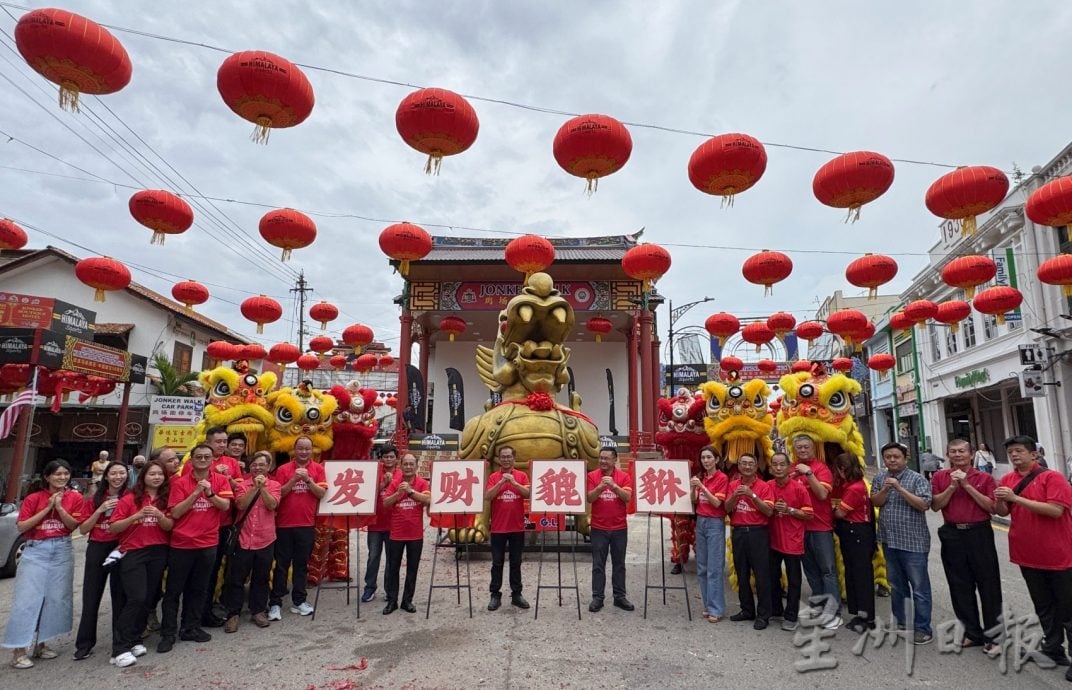 “发财貔貅”进驻·明日升空坐镇鸡场街